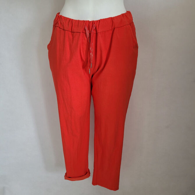 pantalon chino femme ronde stretch couleur rouge avec taille élastique et lacet