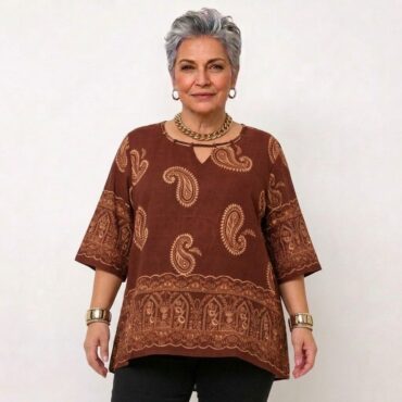femme 60 ans portant haut fluide femme chic