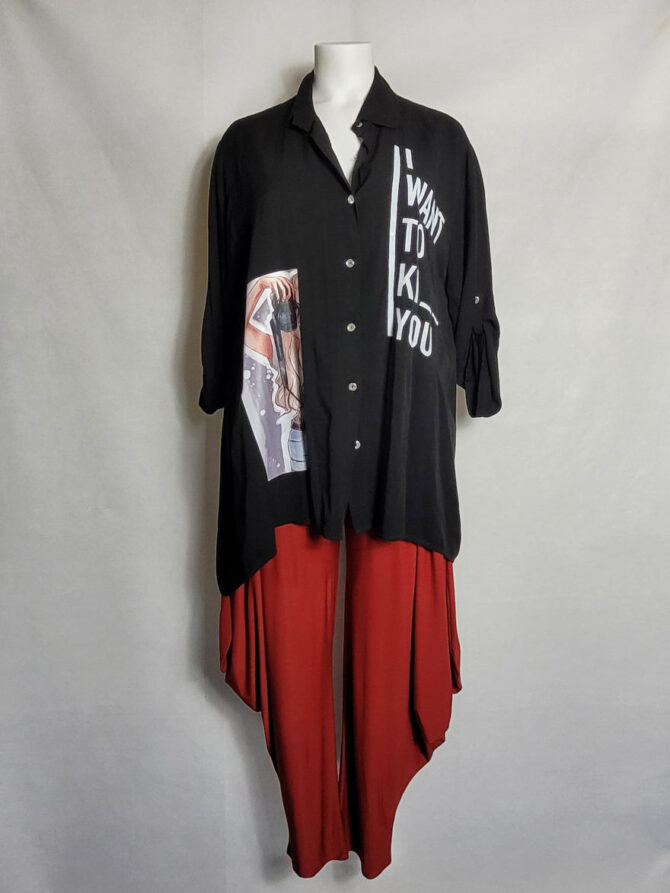 Tendance look femme ronde : Chemise noire pour femme ronde et sarouel femme. Vêtements pour femme forte, chemise originale