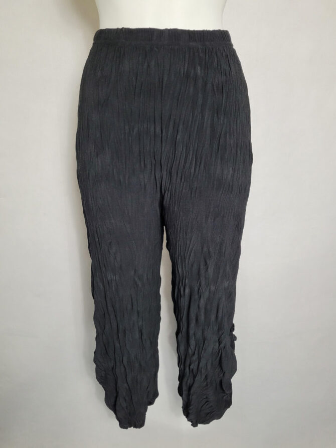 Pantalon femme élastique à la taille. Pantalon noir froissé bouffant femme ronde