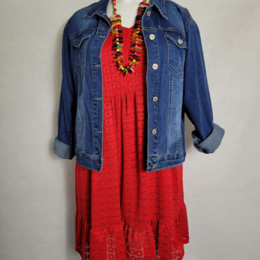 robe chic dentelle rouge avec veste jeans