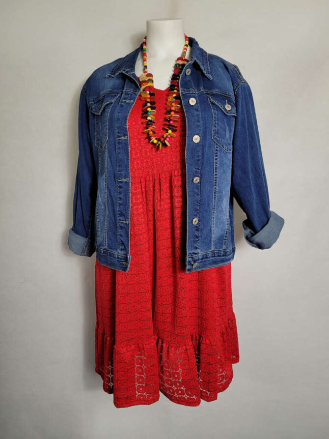 robe chic dentelle rouge avec veste jeans