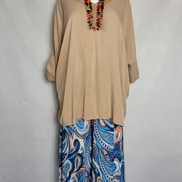 Vêtements femmes fortes-look original avec blouse camen et pantalon jupe chic coloré