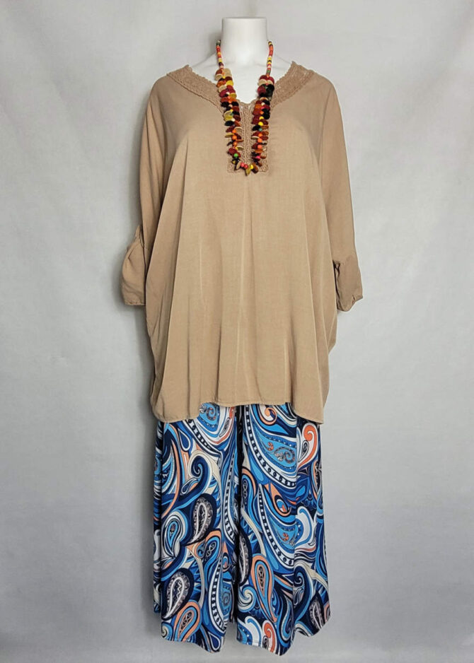 Vêtements femmes fortes-look original avec blouse camen et pantalon jupe chic coloré