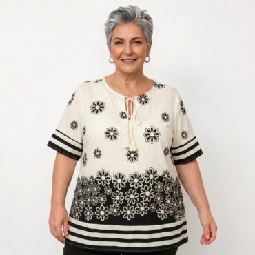 femme ronde senior avec haut femme noir et blanc à fleurs