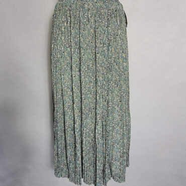 jupe longue fluide boheme voile fleurie dotée d'une taille élastique smockée pour un confort absolu. Le polyester lui donne à la fois de la fluidité et de la praticité