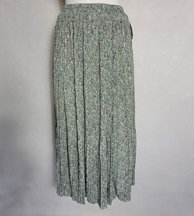 jupe longue fluide boheme voile fleurie dotée d'une taille élastique smockée pour un confort absolu. Le polyester lui donne à la fois de la fluidité et de la praticité