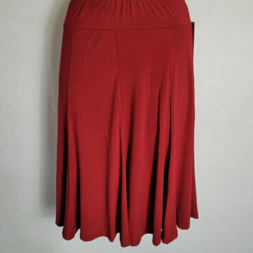 jupe courte fluide femme rouge coupe évasée matière extensible convient pour toutes les silhouettes.
