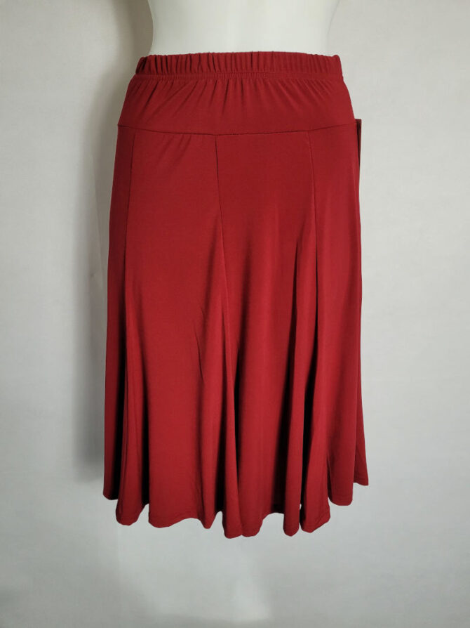 jupe courte fluide femme rouge coupe évasée matière extensible convient pour toutes les silhouettes.