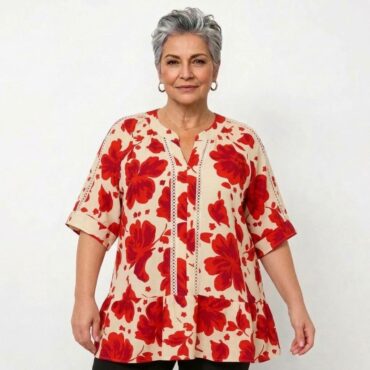 chemise imprimé fleuri porté par femme senior