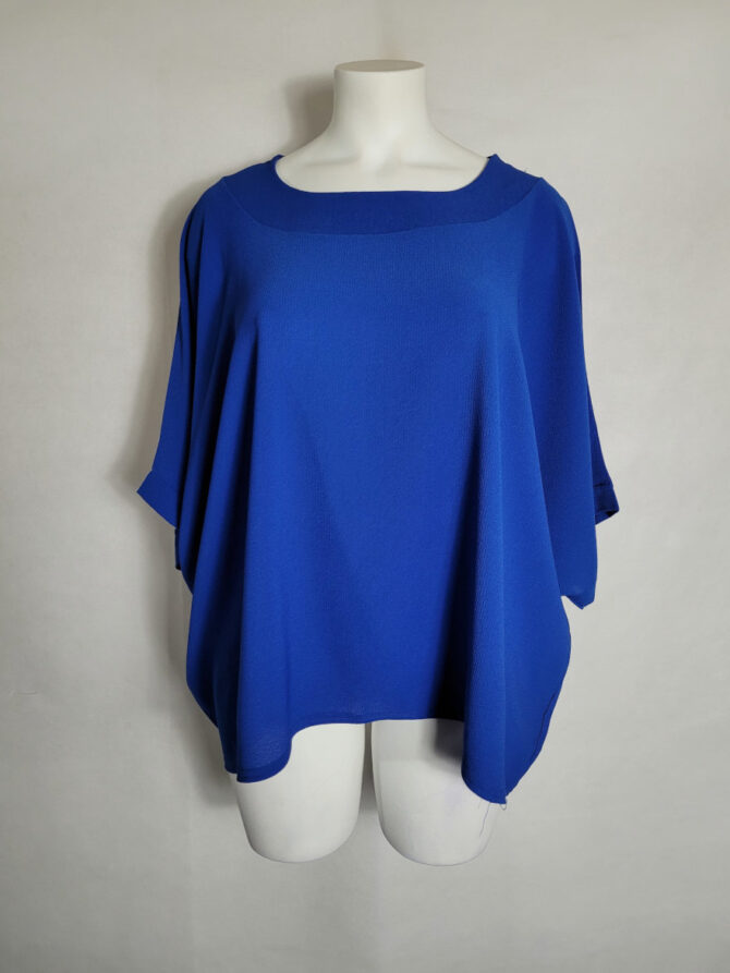 haut femme manches courtes . blouse ample qui convient à toutes les morphologies. Complétez la tenue avec un jean, des escarpins, une pochette et des accessoires. Cela donne un look chic et classe. | vetements grandes tailles chic​