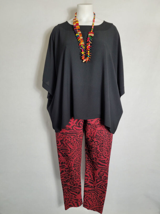 tenue chic pour femme ronde avec un haut noir uni et pantalon leopard