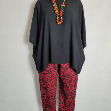 tenue chic pour femme ronde avec un haut noir uni et pantalon leopard