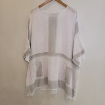 Haut femme oversize. chemisier ample en coton blanc et gris et col rond
