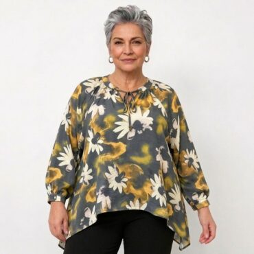 femme senior portant chemisier fleuri femme chic​