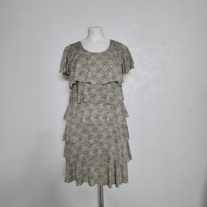 Robes de soirée courtes chic volantée motif leopard col rond et manches courtes, cette robe droite affine et gomme les complexes.