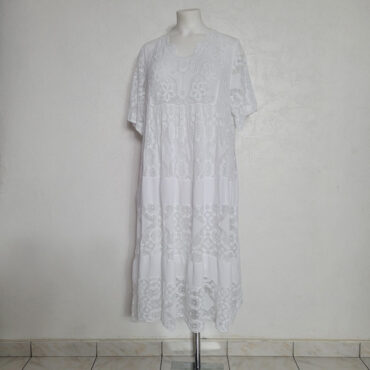 robe longue blanche grande taille avec un col en V et des manches courtes est un vêtement intemporel qui ne se démode jamais ideal pour une tenue de céremonie