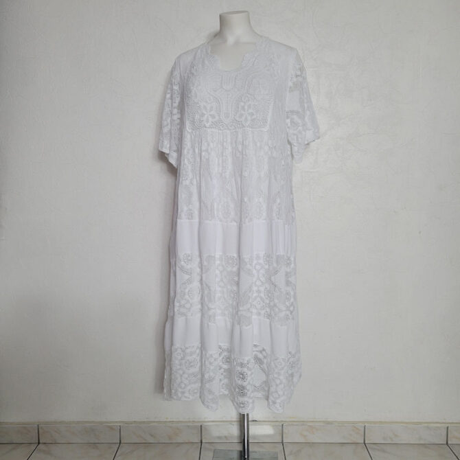 robe longue blanche grande taille avec un col en V et des manches courtes est un vêtement intemporel qui ne se démode jamais ideal pour une tenue de céremonie