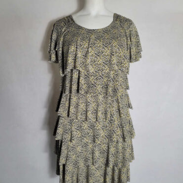 Robes de soirée courtes chic volantée motif leopard col rond et manches courtes, cette robe droite affine et gomme les complexes.