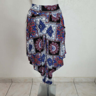 sarouel femme tendance pas cher pour femme | Le pantalon bouffant est un choix judicieux pour celles qui souhaitent camoufler leurs rondeurs. En effet, les sarouels  dissimulent habilement les hanches et les cuisses, offrant ainsi une silhouette plus élancée. De plus, il est idéal pour les voyages : non seulement il est confortable à porter, mais il se plie facilement, ce qui en fait un compagnon parfait pour vos escapades.