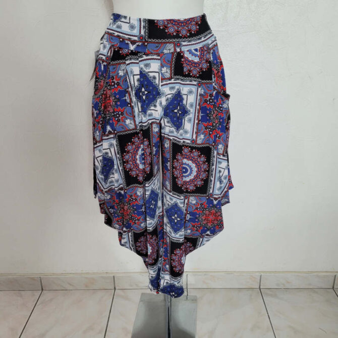 sarouel femme tendance pas cher pour femme | Le pantalon bouffant est un choix judicieux pour celles qui souhaitent camoufler leurs rondeurs. En effet, les sarouels  dissimulent habilement les hanches et les cuisses, offrant ainsi une silhouette plus élancée. De plus, il est idéal pour les voyages : non seulement il est confortable à porter, mais il se plie facilement, ce qui en fait un compagnon parfait pour vos escapades.