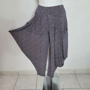 Sarouel femme pas cher | pantalon bouffant ample : les sarouels offrent une grande liberté de mouvement et sont très confortables à porter, surtout par temps chaud. Il apporte une touche décontractée et bohème à votre tenue, parfait pour un look relax et tendance. De plus, nos sarouels sont à prix abordable.