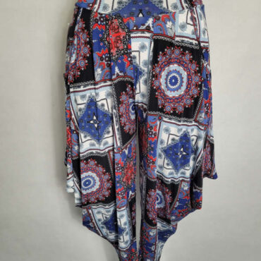 sarouel pas cher pour femme | Le pantalon bouffant est un choix judicieux pour celles qui souhaitent camoufler leurs rondeurs. En effet, les sarouels  dissimulent habilement les hanches et les cuisses, offrant ainsi une silhouette plus élancée. De plus, il est idéal pour les voyages : non seulement il est confortable à porter, mais il se plie facilement, ce qui en fait un compagnon parfait pour vos escapades.