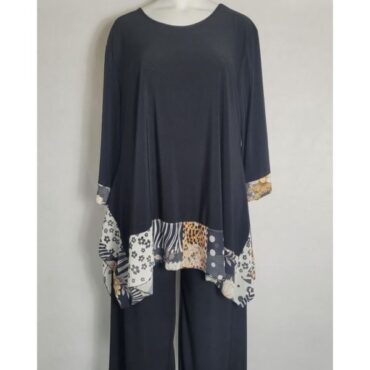 Ensemble grande taille pour mariage. Cette ensemble chic grande taille femme est composé d'une tunique évasé et d'un pantalon large noir et fleuri.