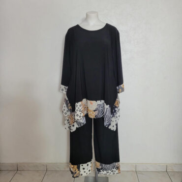 Ensemble grande taille pour mariage. Cette ensemble chic grande taille femme est composé d'une tunique évasé et d'un pantalon large noir et fleuri.