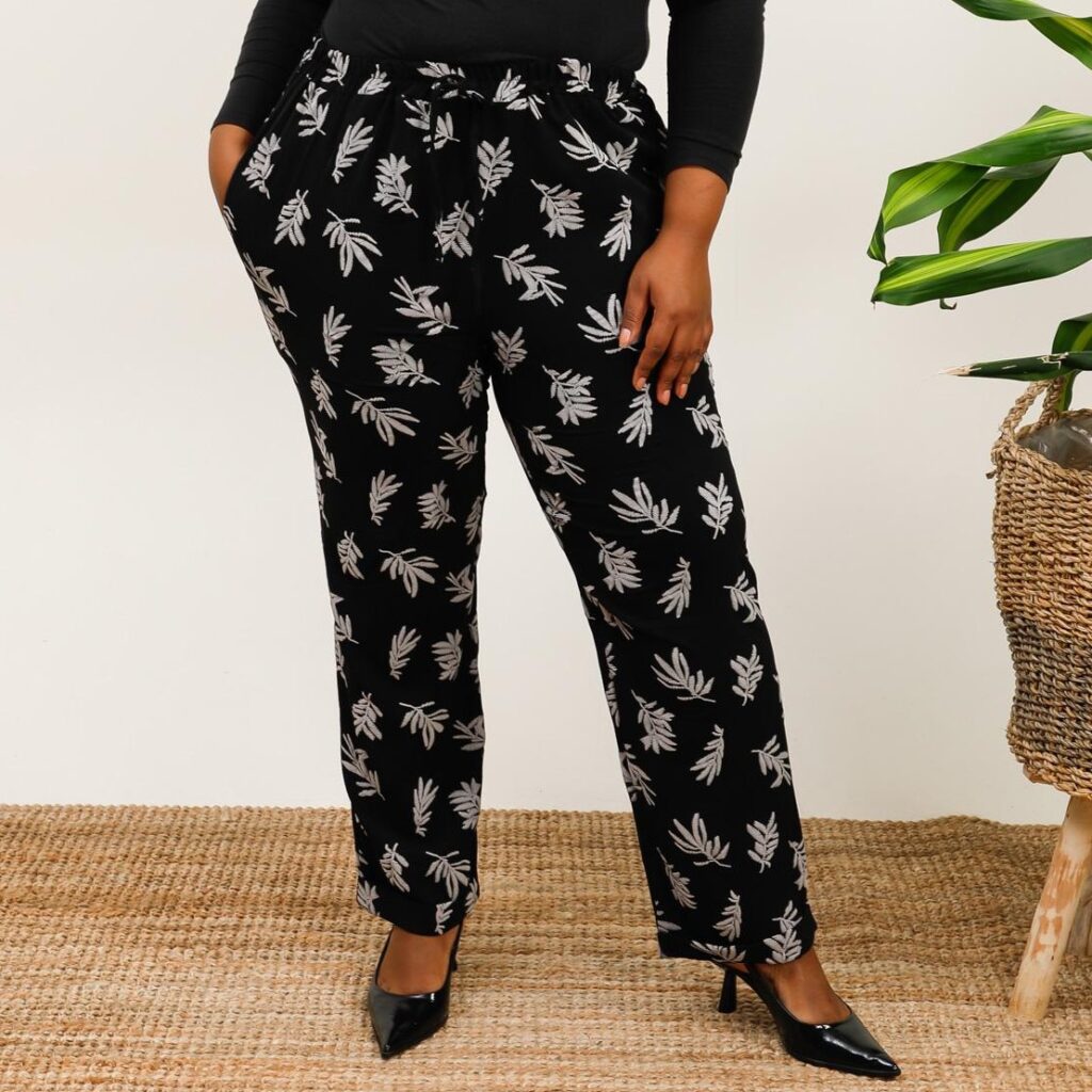 Pantalon fluide femme taille élastique noir à imprimé feuille taille élastique | mode femme ronde