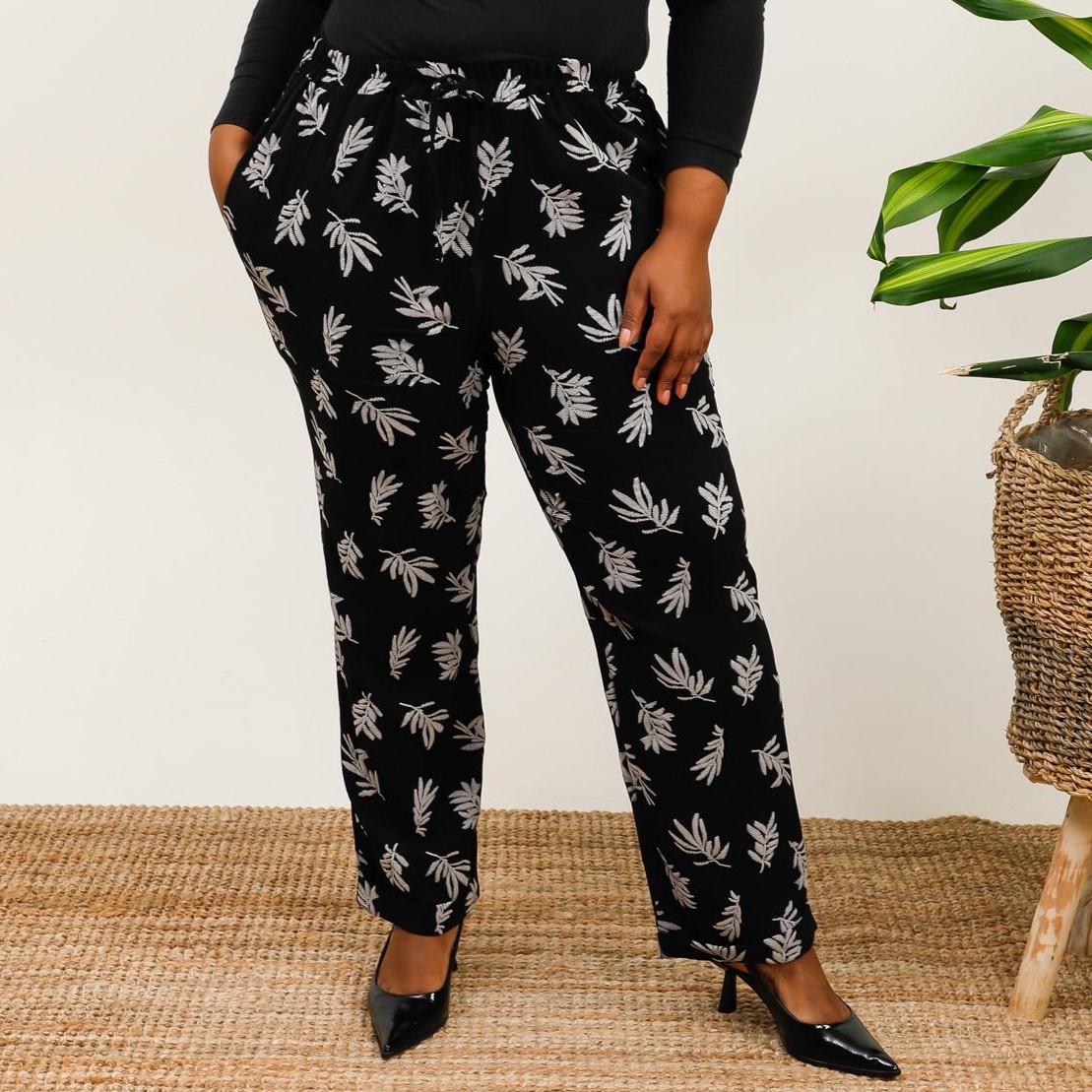 Pantalon fluide femme taille élastique noir à imprimé feuille taille élastique | mode femme ronde