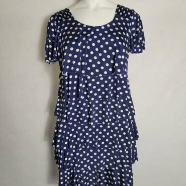 robe elegante femme ronde grande taille ornée de pois bleus et blancs, est un tenue intemporel