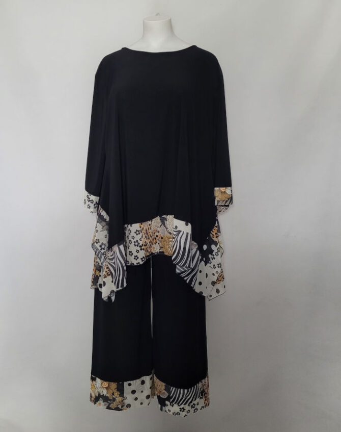 Ensemble grande taille pour mariage. Cette ensemble chic grande taille femme est composé d'une tunique évasé et d'un pantalon large noir et fleuri.