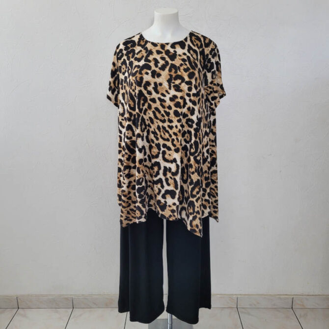  idée look pour femme ronde tenue mariage pour femme ronde haut leopard et pantalon blanc