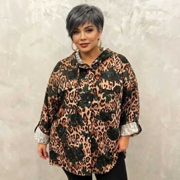 femme 50ans avec veste leopard femme capuche femme. vetements femmes grandes tailles originaux