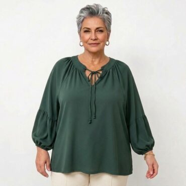 chemisier femme uni est un pilier de la garde-robe femme ronde intemporelle porté par femme senior