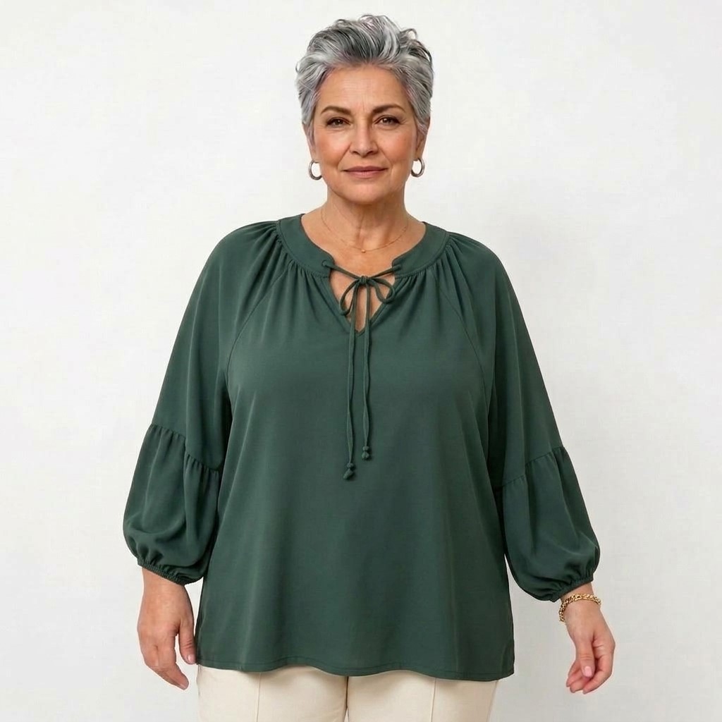 chemisier femme uni est un pilier de la garde-robe femme ronde intemporelle porté par femme senior