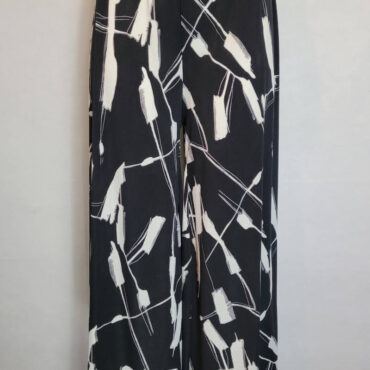  pantalon palazzo femme ronde motif noir blanc. La polyvalence de la jupe culotte pour femme grande taille est un atout majeur car elle peut facilement s'adapter à différents styles et occasions. vêtements originaux femme grande taill