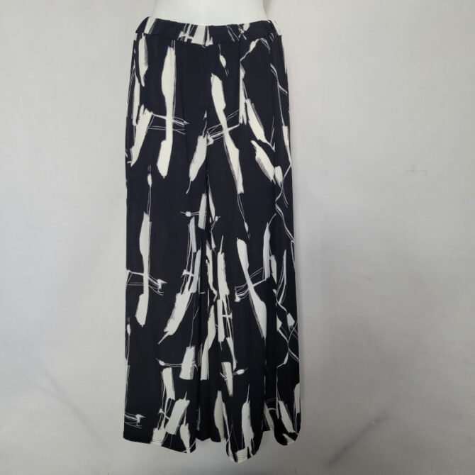  pantalon palazzo femme ronde motif noir blanc. La polyvalence de la jupe culotte pour femme grande taille est un atout majeur car elle peut facilement s'adapter à différents styles et occasions. vêtements originaux femme grande taille