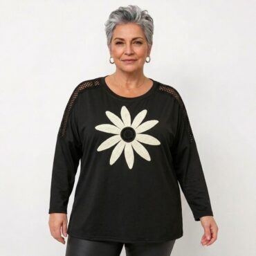 pull femme original porté par femme plus de 60ans