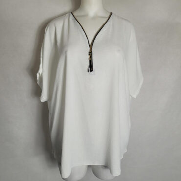 Cette tunique blanche femme chic blanche à encolure V qui met en valeur la poitrine tendance et moderne trouvera sa place dans votre garde-robe pour un look casual ou raffiné.