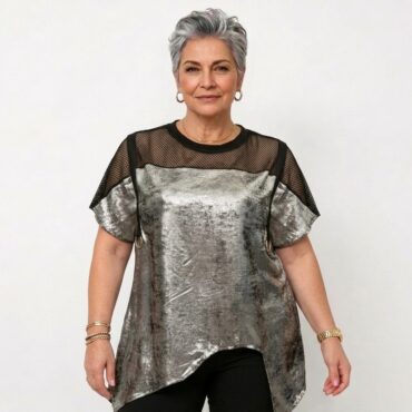Femme plus de 50ans vêtu de chemisier femme chic tendance argenté