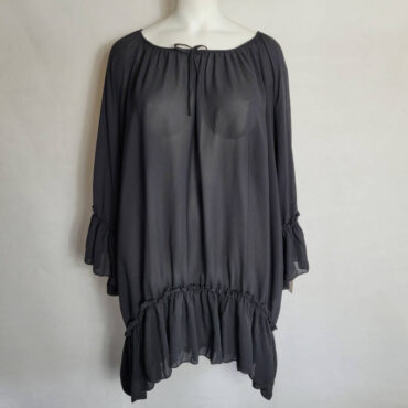 blouse femme noir longue manches courtes , spécialement conçue pour les femmes rondes. Les robes tuniques grandes tailles se marient parfaitement avec des baskets. Fabriquée en voile, elle allie élégance et polyvalence, offrant plusieurs façons de la porter. vêtements originaux femme grande taille