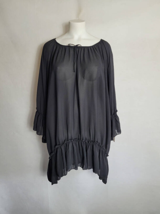 blouse femme noir longue manches courtes , spécialement conçue pour les femmes rondes. Les robes tuniques grandes tailles se marient parfaitement avec des baskets. Fabriquée en voile, elle allie élégance et polyvalence, offrant plusieurs façons de la porter. vêtements originaux femme grande taille