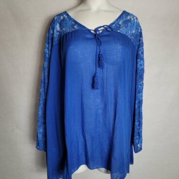 blouse boheme chic femme. | Ce haut en voile de coton, à la fois coloré et confortable, se présente dans une coupe oversize avec des manches longues en dentelle, ce qui le rend parfait pour les femmes rondes. Il est idéal à porter avec une jolie veste et des baskets pour un look décontracté et stylé. vetements grandes tailles chic . tunique grande taille moderne