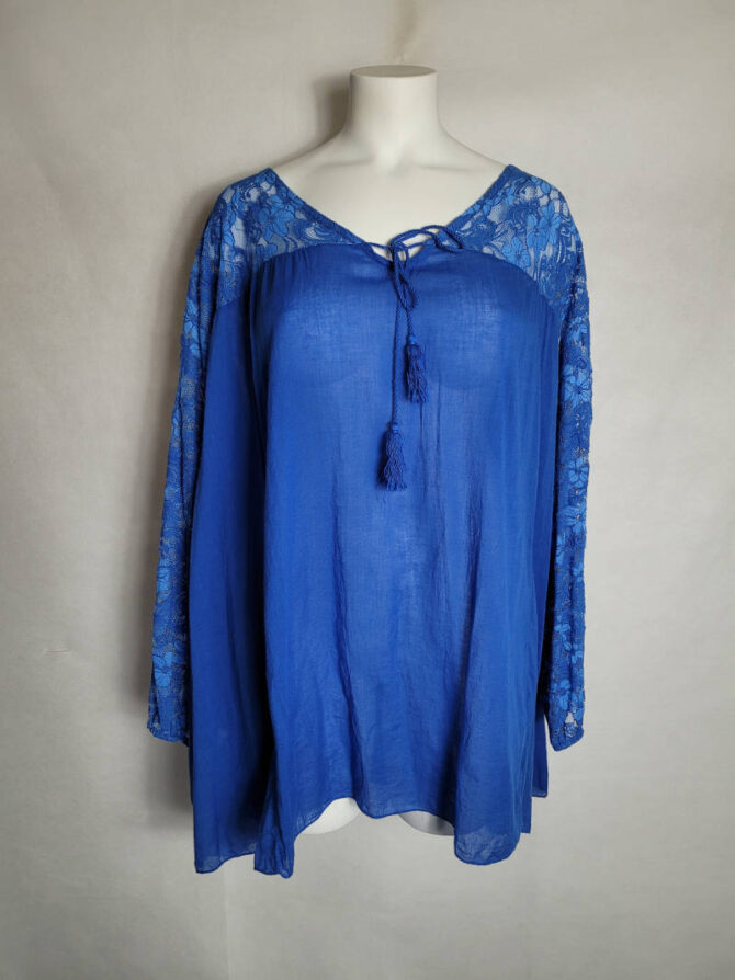 blouse boheme chic femme. | Ce haut en voile de coton, à la fois coloré et confortable, se présente dans une coupe oversize avec des manches longues en dentelle, ce qui le rend parfait pour les femmes rondes. Il est idéal à porter avec une jolie veste et des baskets pour un look décontracté et stylé. vetements grandes tailles chic . tunique grande taille moderne