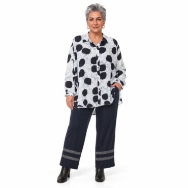 tenue chic pour femme ronde avec un haut noir uni et pantalon noir