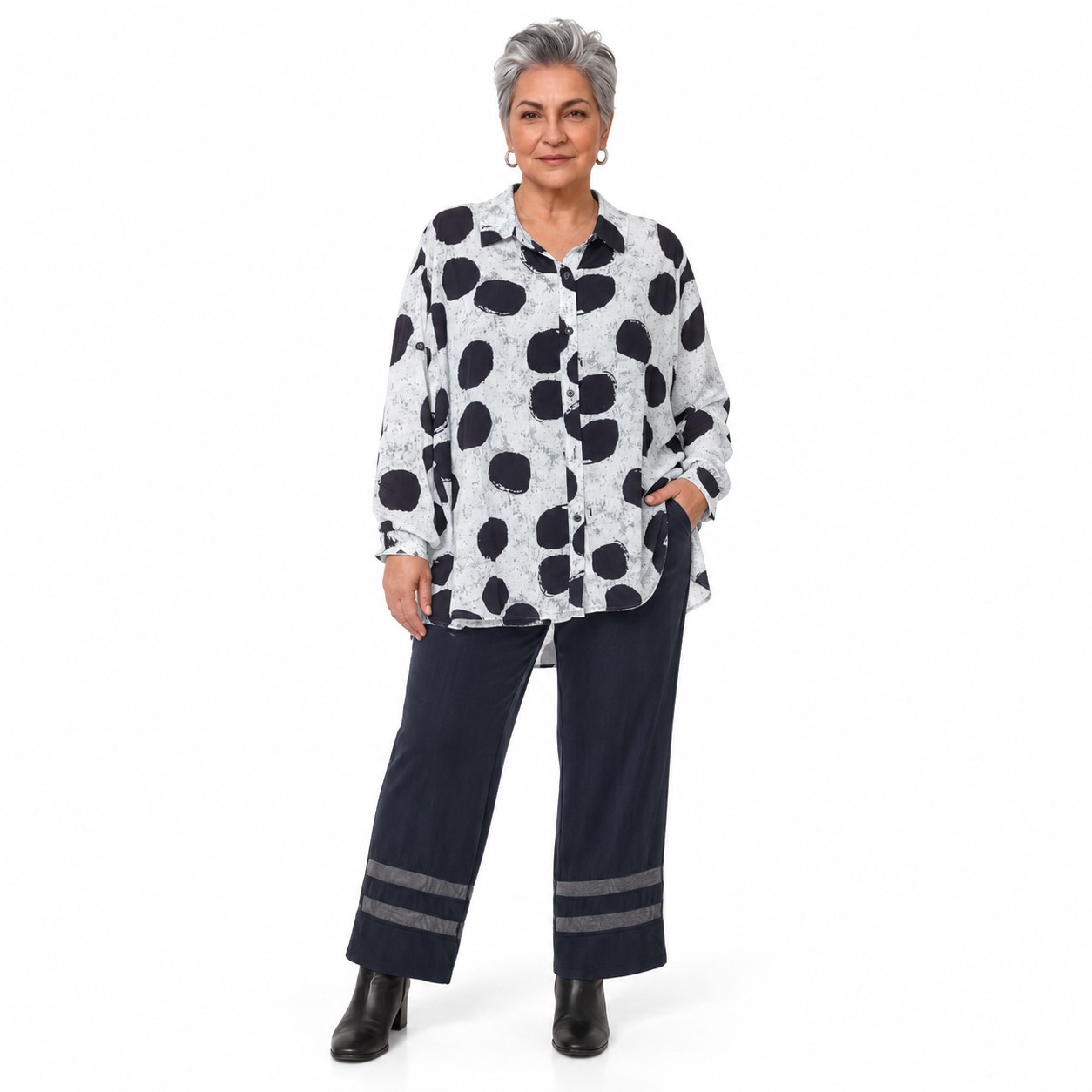 tenue chic pour femme ronde avec un haut noir uni et pantalon noir