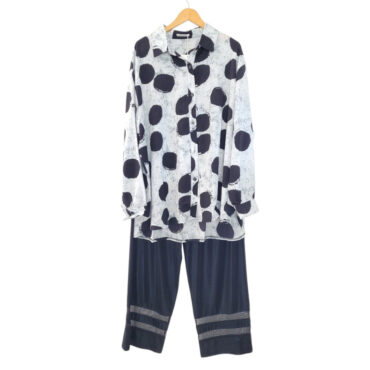 tenue chic pour femme ronde avec un haut noir uni et pantalon leopard