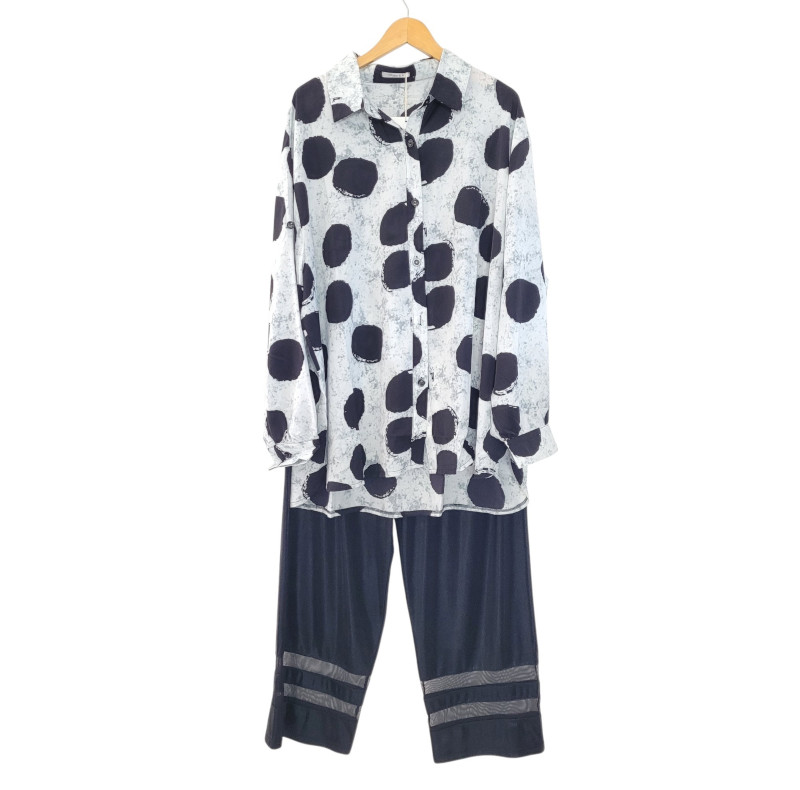 tenue chic pour femme ronde avec un haut noir uni et pantalon leopard